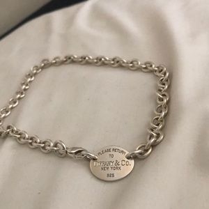 Tiffany & Co. Return to Tiffany oval tag choker